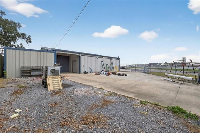 More Photos Of 3050 E Parkway St, Groves Showroom For Sale