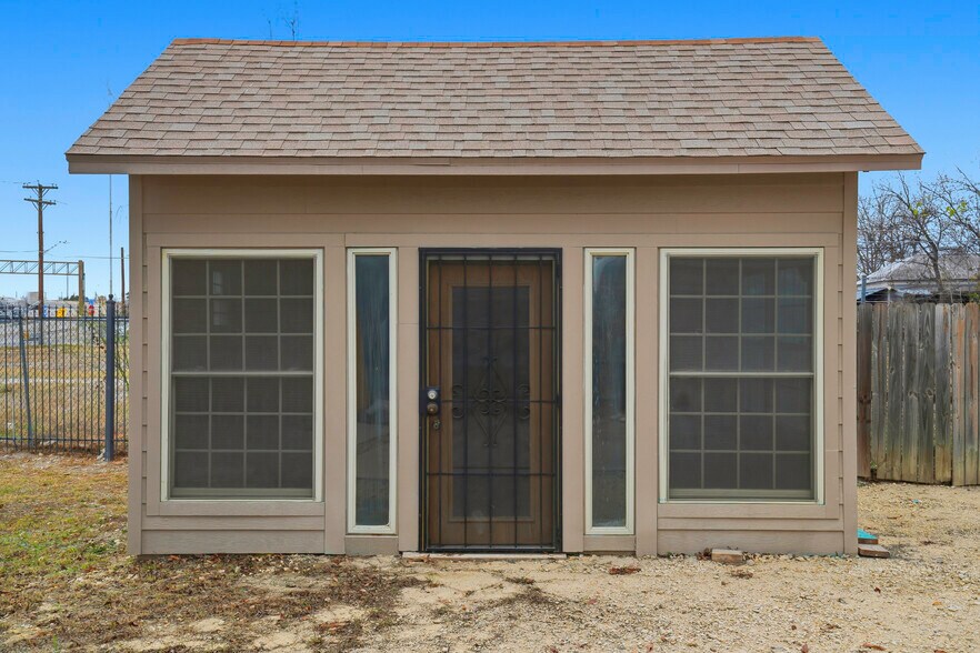 More Photos Of 1302 Camaron St, San Antonio Warehouse For Sale
