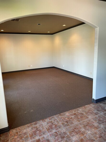 More Photos Of 1909 W C St, Jenks Office For Lease