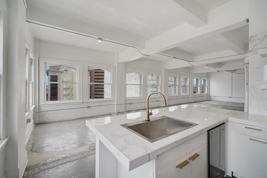 More Photos Of 115 N Mesa St, El Paso General Retail For Sale