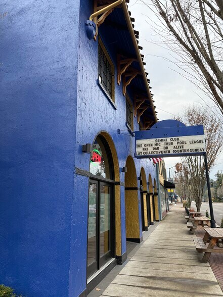 More Photos Of 456 N State St, Lake Oswego Bar For Sale