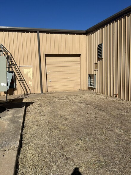 More Photos Of 210 SW Texas Ave, Lawton Warehouse For Lease