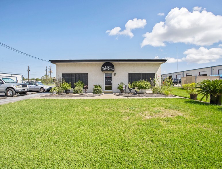 Primary Photo Of 2020 Anders Ln, Kemah Flex For Lease
