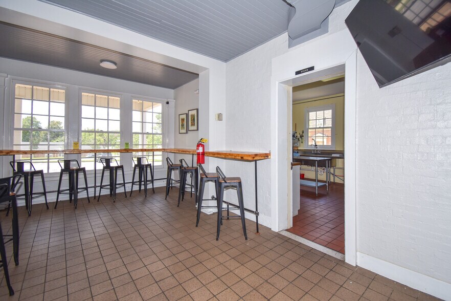 More Photos Of 82 Court Sq, Alexander City Flex For Sale