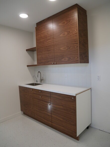 More Photos Of 1094 E Main St, Ventura Office For Sale