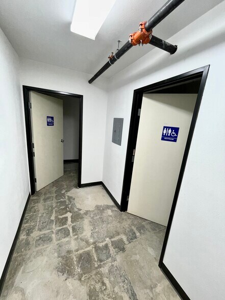 More Photos Of 2520 Santa Monica Blvd, Santa Monica Storefront For Lease