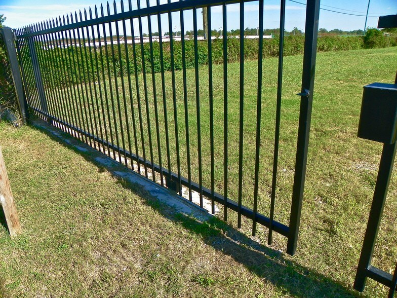 More Photos Of 16570 Beaumont Hwy, Houston Land For Lease