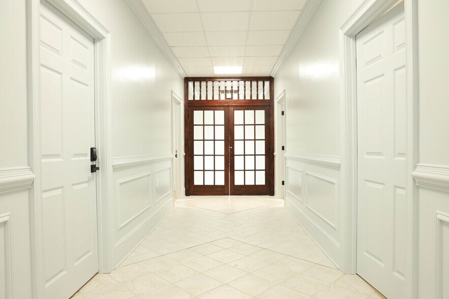 More Photos Of 122 N 3rd Ave, Chatsworth Office For Lease