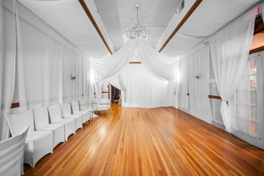 More Photos Of 45886 Wellington Ave, Chilliwack Hotel For Sale