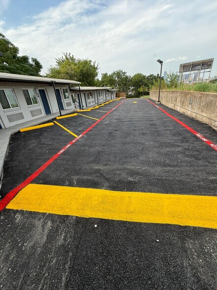 Primary Photo Of 921 E 8th St, Dallas Hotel For Sale