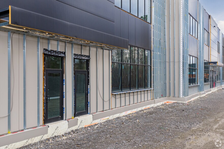 More Photos Of 100 Blvd Jean-Baptiste-Rolland O, Saint-jerome Unknown For Lease