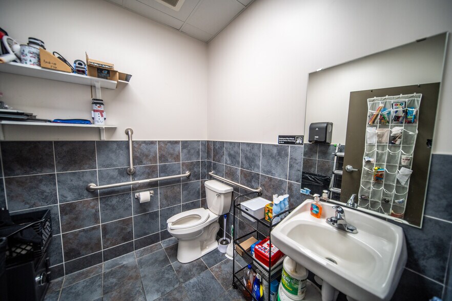 More Photos Of 190 High Point Pl NE, Byron General Retail For Sale