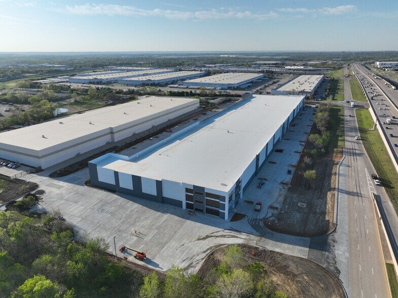 More Photos Of 902 W Shady Grove Rd, Grand Prairie Distribution For Lease