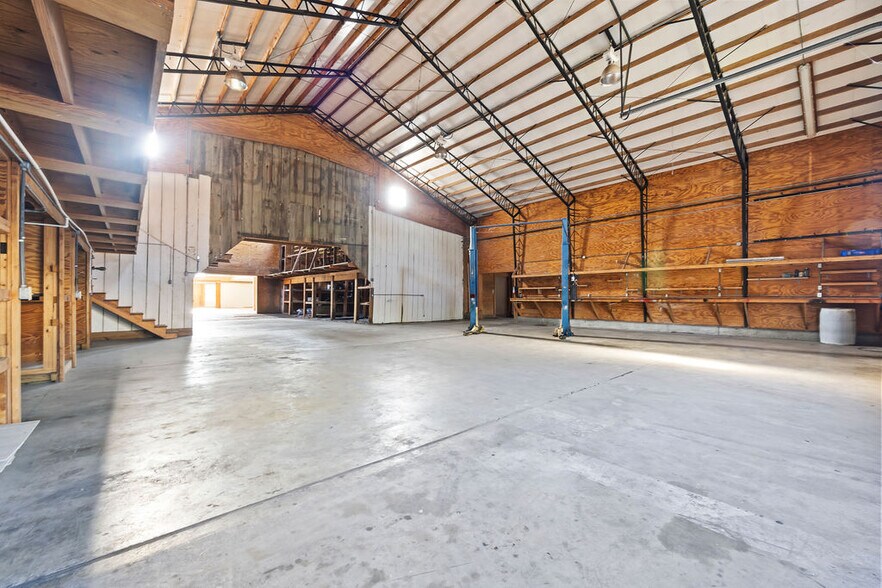 More Photos Of 121 S Nelson Ave, Gentry Light Manufacturing For Sale