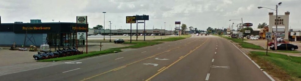 More Photos Of 832 S State St, Clarksdale Freestanding For Lease