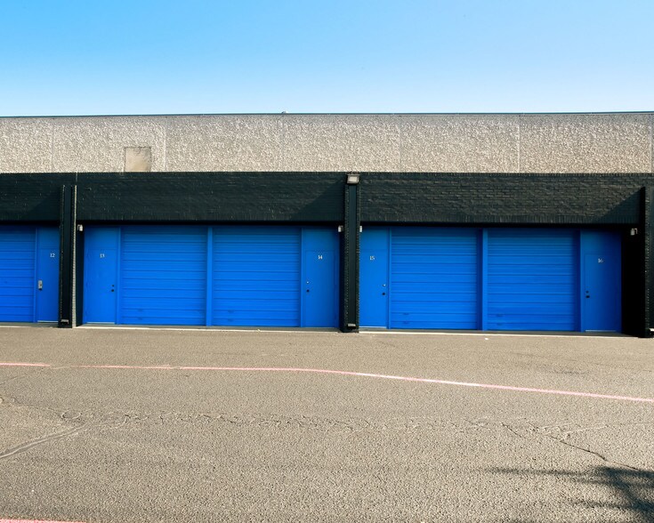More Photos Of 4430 Alpha Rd, Dallas Self Storage For Lease