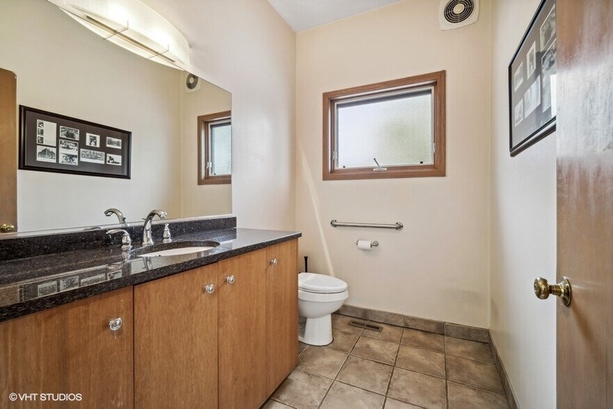 More Photos Of 2028-2104 Oakton St, Park Ridge Medical For Lease