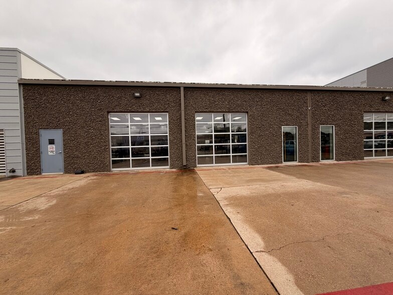 More Photos Of 202 Comstock St W, Dallas Warehouse For Lease