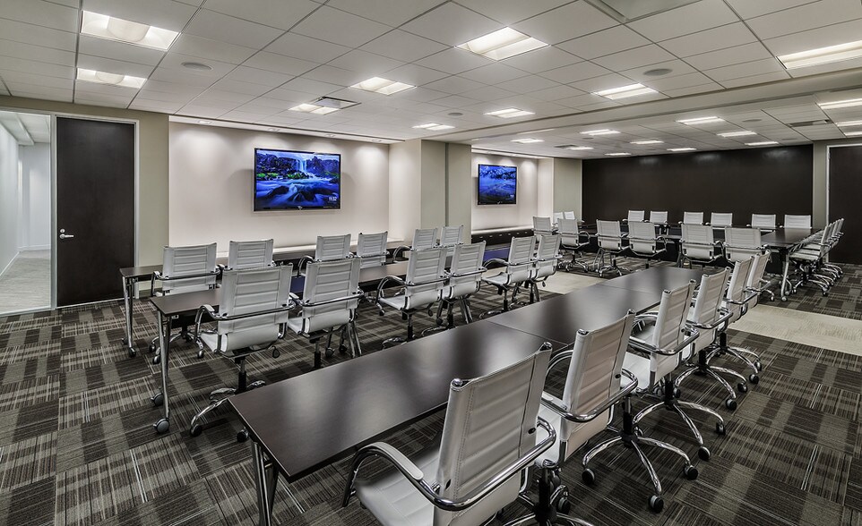 More Photos Of 10 N Martingale Rd, Schaumburg Coworking Space