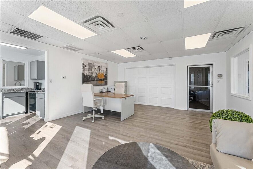 More Photos Of 2105 S Thompson St, Springdale Light Distribution For Sale