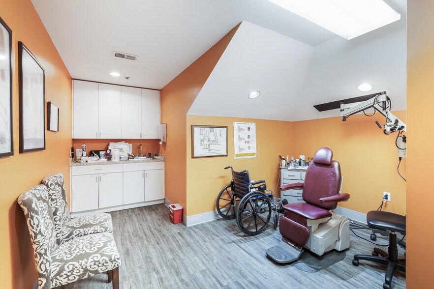 More Photos Of 1100-1108 Hospital Dr, Stockbridge Medical For Lease