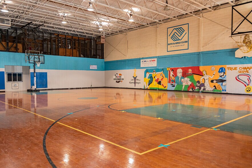 More Photos Of 900 W WM J Bryan Pky, Bryan Schools For Sale