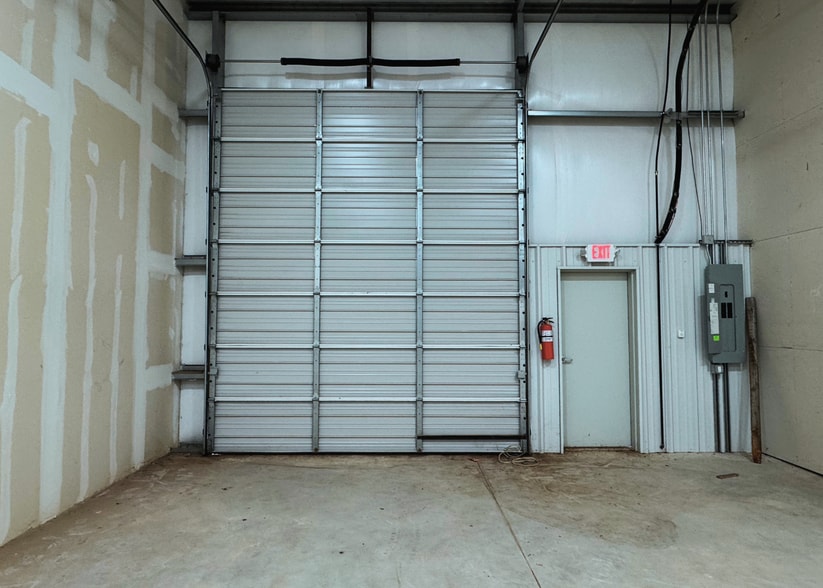 More Photos Of 14300 N Lincoln Blvd, Edmond Warehouse For Lease