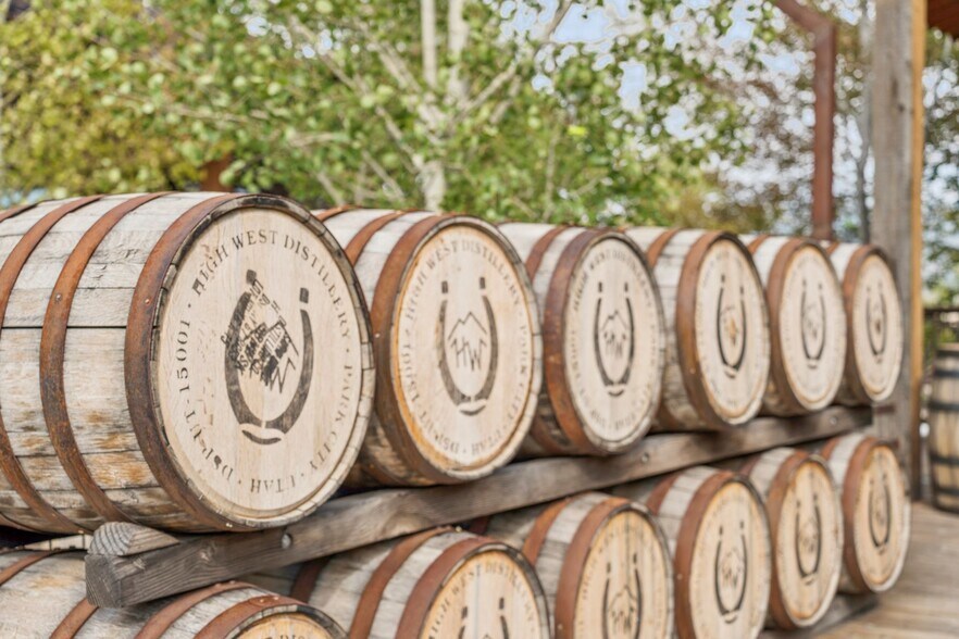 More Photos Of 27649 Old Lincoln Highway, Wanship Freestanding For Sale