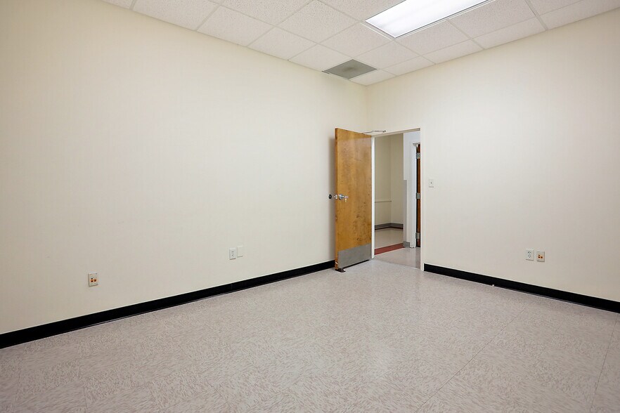 More Photos Of 711 W Main St, Leesburg Medical For Lease