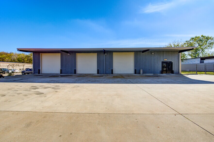 More Photos Of 9399 Summerbell, Houston Warehouse For Lease