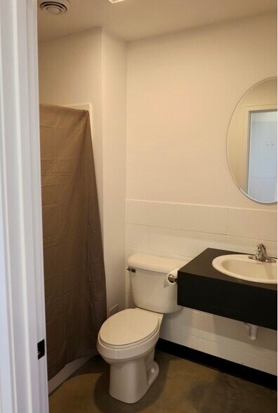 More Photos Of 815 Verhoeks St, Grand Haven Showroom For Sale