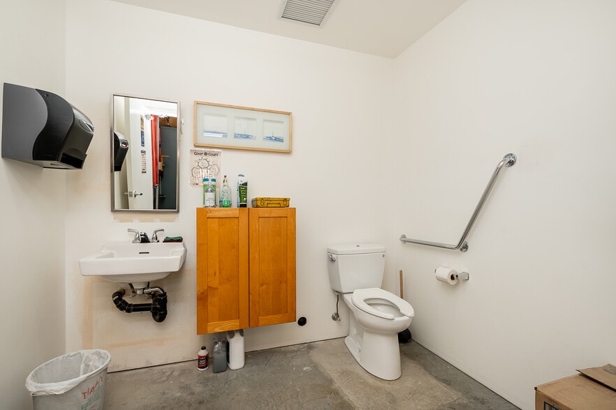 More Photos Of 7252 River Pl, Mission Warehouse For Sale