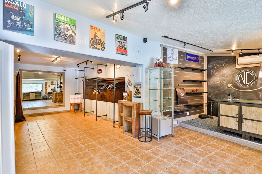 More Photos Of CA-2, La Cañada Flintridge General Retail For Sale