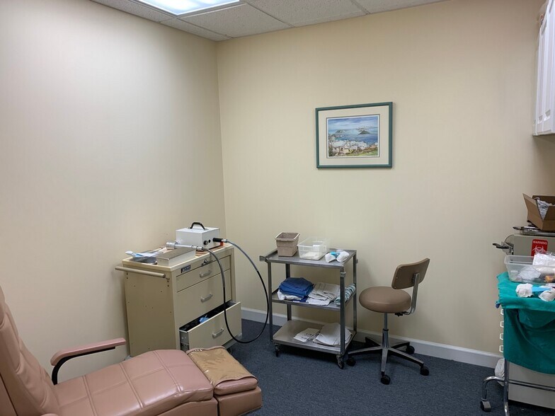 More Photos Of 1491 Merchant Dr, Algonquin Medical For Sale