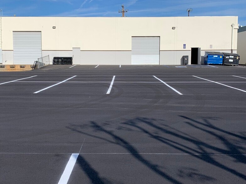 More Photos Of 15044-15054 Keswick St, Van Nuys Warehouse For Lease
