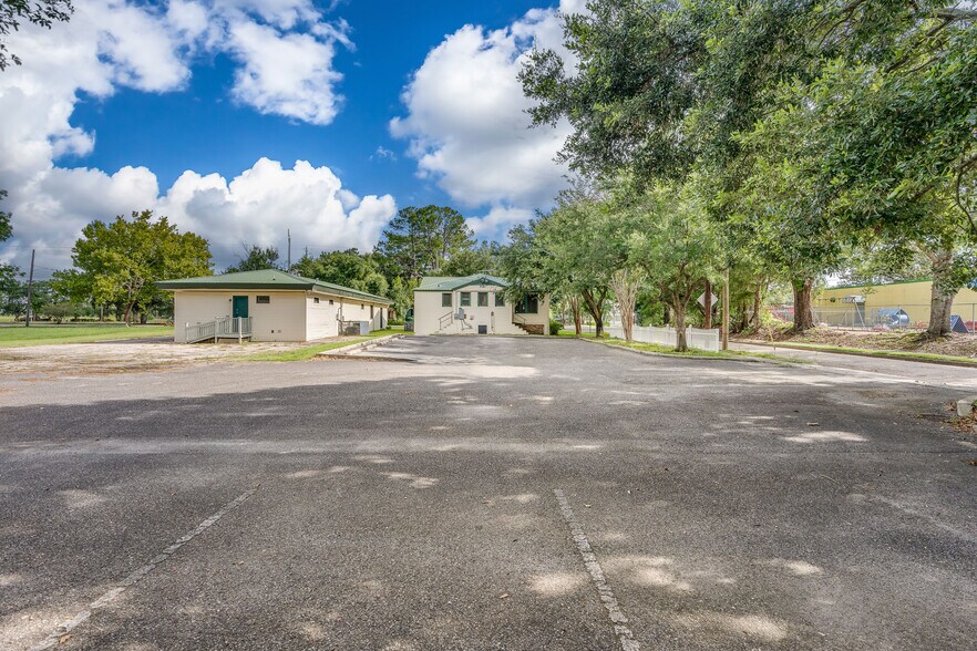 More Photos Of 1401 Spring Hill Ave, Mobile Medical For Sale