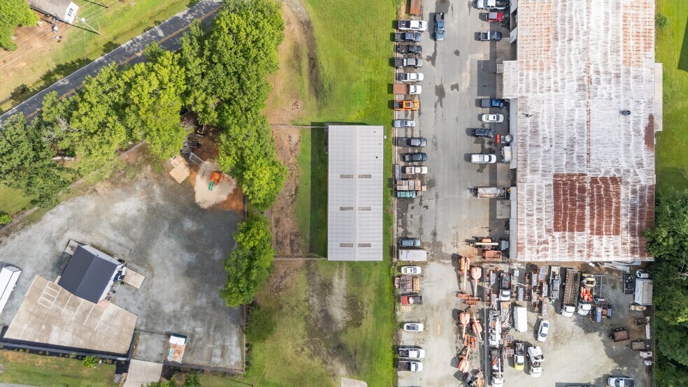 More Photos Of 808 E Parker St, Graham Industrial For Sale