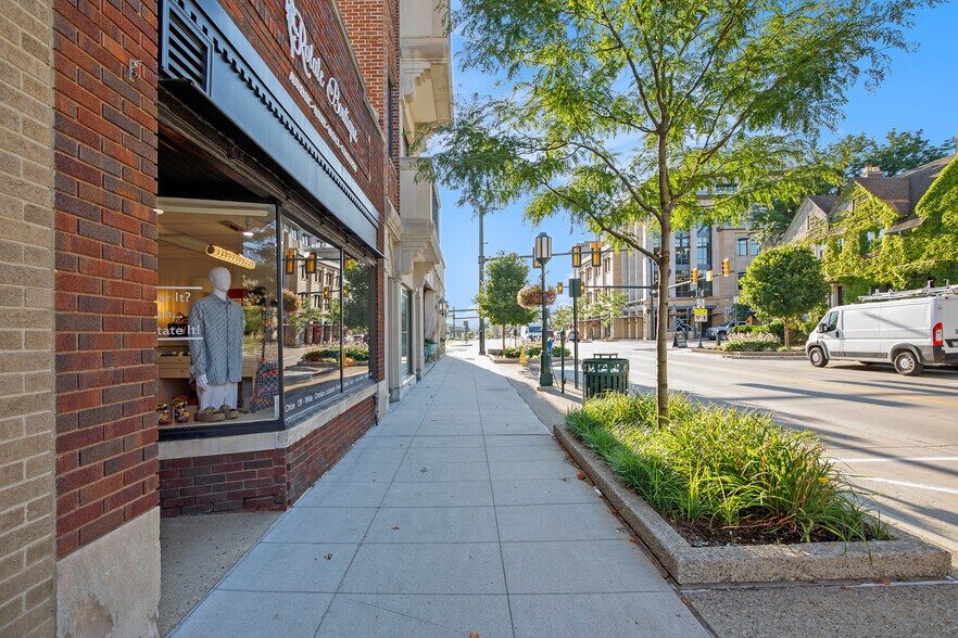 More Photos Of 361 E Maple Rd, Birmingham Storefront Retail Office For Lease