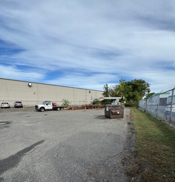 More Photos Of 590 Lordship Blvd, Stratford Warehouse For Sale