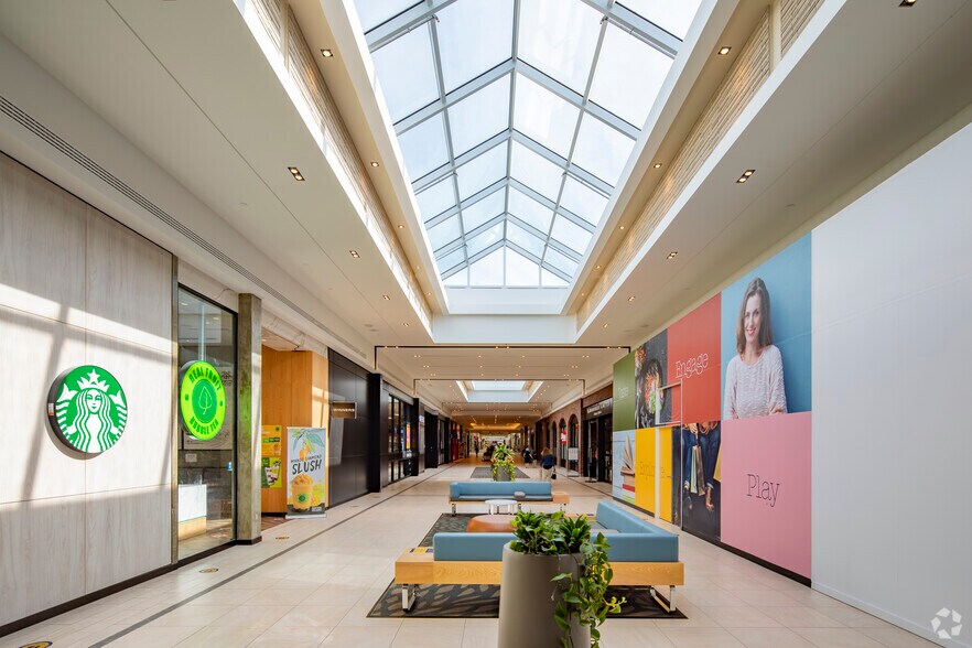 More Photos Of 777 Guelph Line, Burlington Storefront For Lease