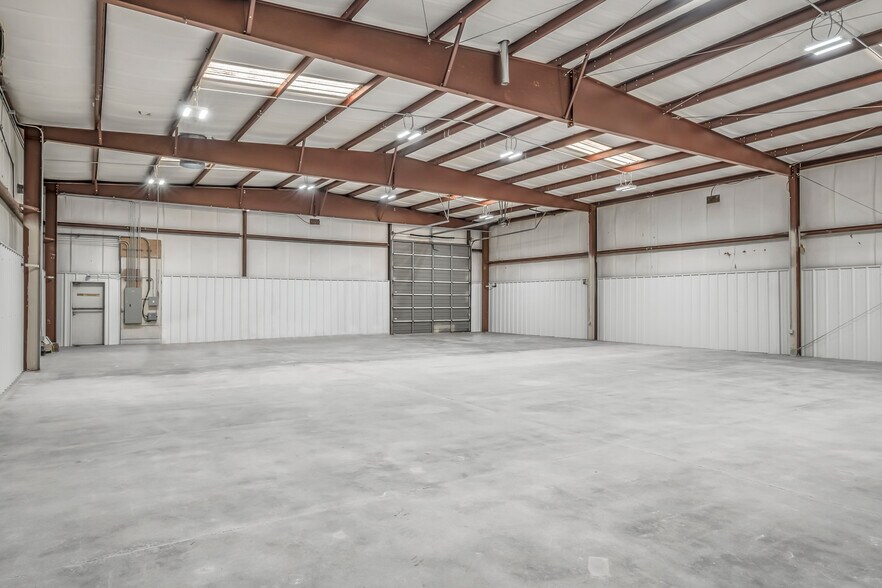 More Photos Of 4327 SW 21st St, Oklahoma City Warehouse For Lease
