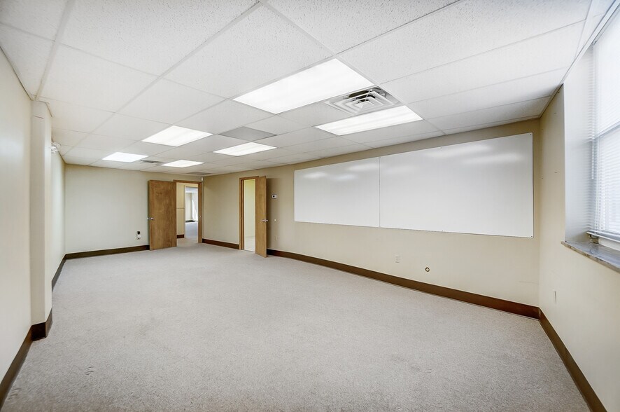 More Photos Of 3925-3927 Brotherton Rd, Cincinnati Office For Sale