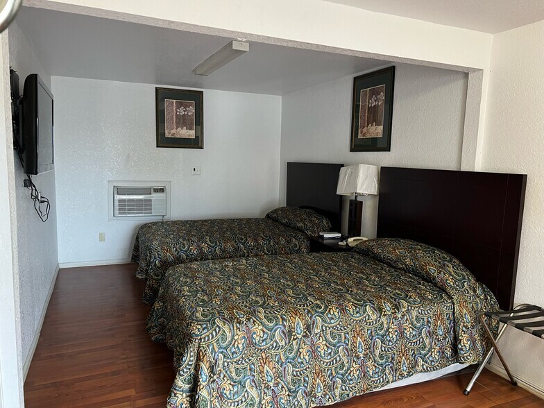 More Photos Of 512 E Riley St, Freer Hospitality For Sale