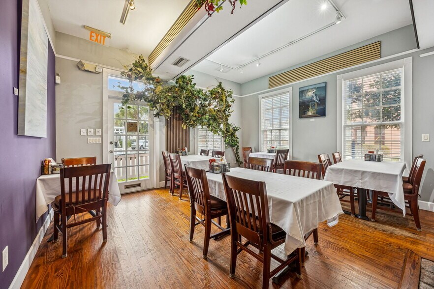 More Photos Of 218 Ash St, Fernandina Beach Freestanding For Sale