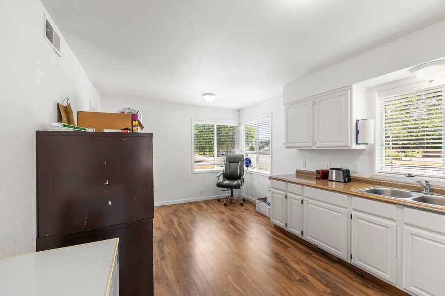 More Photos Of 10120 NW Glencoe Rd, North Plains Serviced Offices For Lease