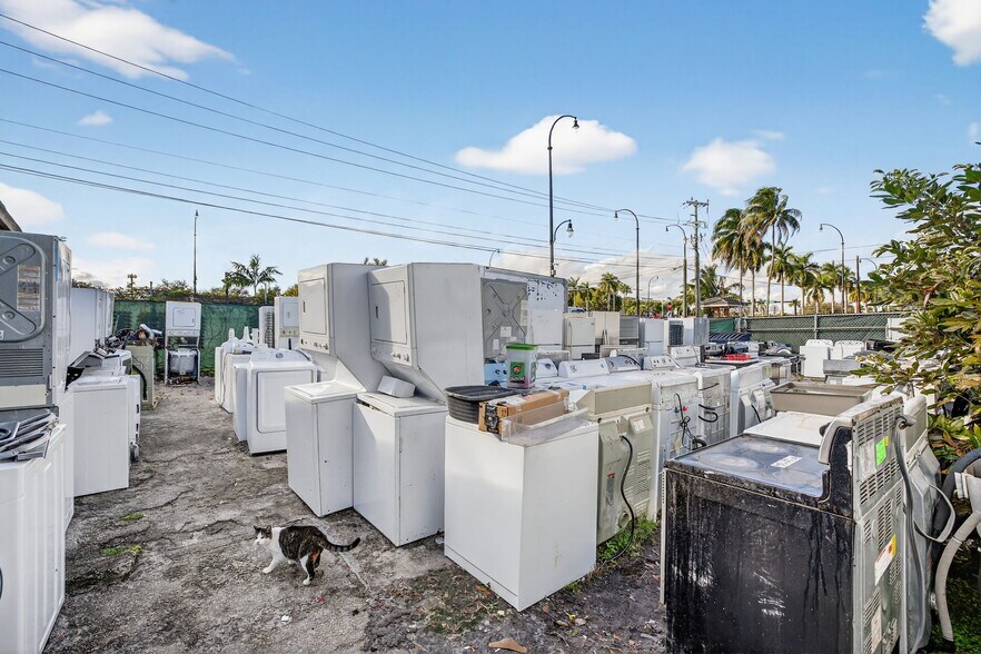 More Photos Of 3928 SW 12th Ct, Fort Lauderdale Manufacturing For Sale