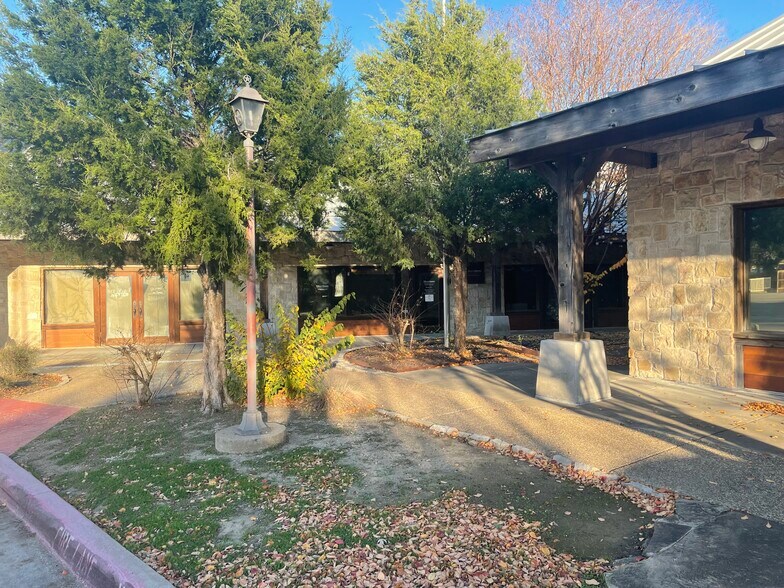 More Photos Of 1427-1435 N Highway 67, Cedar Hill Unknown For Lease