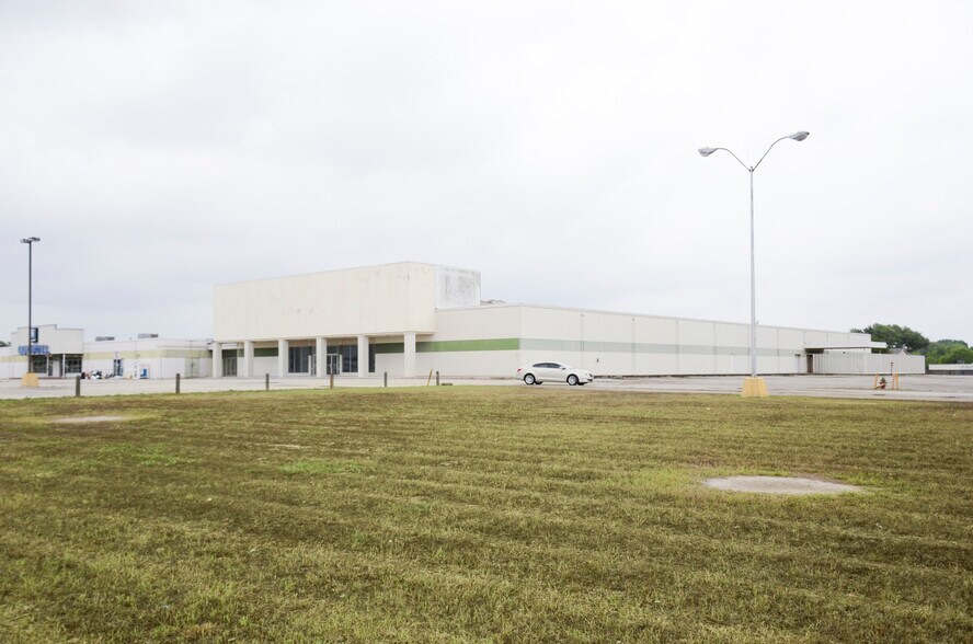 More Photos Of 1501 E Main St, Alice Unknown For Lease