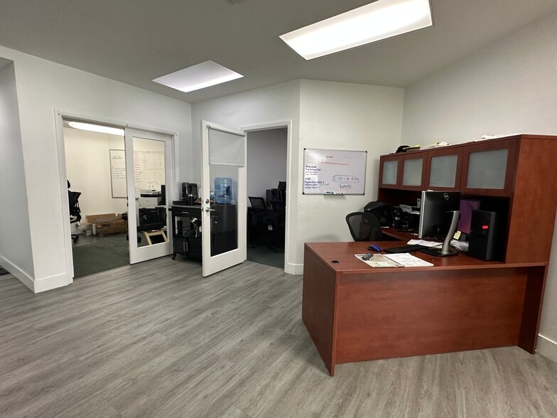 More Photos Of 2116 N Dixie Hwy, Hollywood Flex For Lease