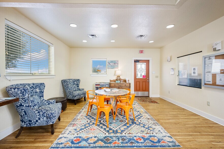 More Photos Of 140 Paloma Dr, Floresville Office For Sale